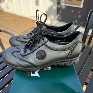 USED Yael Mephisto  women’s shoes - some scuffing plus other general wear.